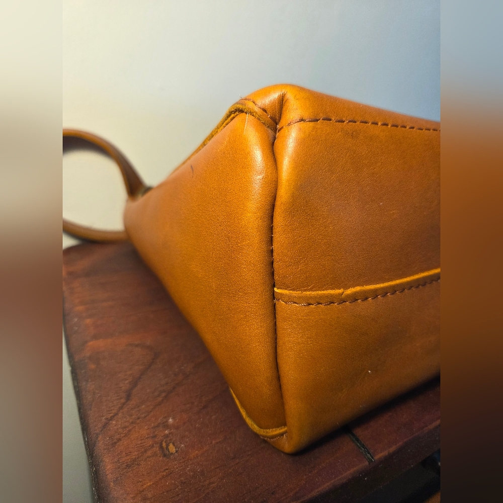 Portland Leather Tan Shoulder Bag - Picture 10 of 16